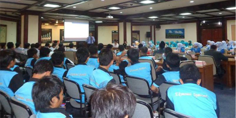  Kuliah Umum dan Studi Lapangan Mahasiswa Jurusan Ekonomi dan Bisnis Islam di BI Jember